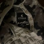 Kyodan  women’s Gray white quilted camo Patterned fleece Pullover Photo 1