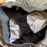 Vuori  2.5” Clementine Arhletic Lined Shorts Mini Pocket Drawstring Waist Printed Photo 9