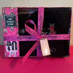 Ed Hardy Hat,Scarf And Gloves Gift Set Photo 1