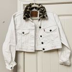 Levi's Cropped Denim Trucker Jacket With Leopard Fur Collar Photo 2