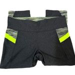 Xersion (M) Mid-Rise Quick Dry Compression Performance Fit Pocket Capri Leggings Photo 0