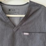 FIGS  Catarina One-Pocket Scrub Top (Graphite) Photo 2