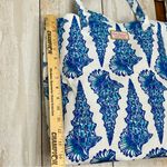 Estée Lauder X Lilly Pulitzer Blue White Seashell Nylon Tote Bag And Make Up Bag Photo 9