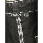 Boohoo - Contrast Stitch Patch Pocket Cargo Pants in Faded Black Photo 2