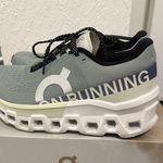 on cloud Cloudmonster  Photo 0