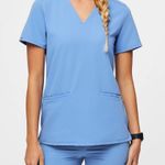 FIGS   Casma Three-Pocket Scrub Top Ciel Blue Short Sleeve scrub size LARGE Photo 0