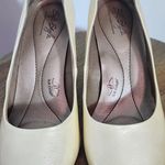 Hush Puppies Soft Style by  Cream Heels Size 7.5 Pearl Cream Pumps Photo 2