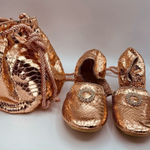 Joan Boyce ballet flats and drawstring bucket bag in rose gold faux leather Pink Size 6 Photo 0