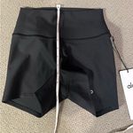 Alo Yoga NWT  Airlift 3" High-Waist Airlift Short Black SZ XS Photo 4