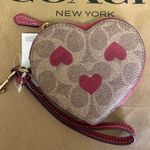 Coach HEART WRISTLET IN SIGNATURE CANVAS WITH HEART PRINT ( CF283) Photo 0
