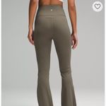 Lululemon Groove Nulu Super-High-Rise Flared Pant
Regular size 4 army green Photo 2