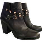 Guess  Fran Studded Black leather Ankle Boot Women’s Sz 9 Zip Up Photo 0
