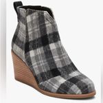 Toms NEW  CLARE BOOTS Flannel Plaid Ankle Booties Black Gray Sz 8.5 Photo 1