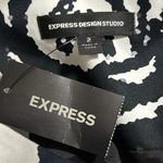 EXPRESS  design studio women’s size 2 black and white floral design mini skirt Photo 5