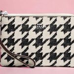 Coach NWT Corner Zip Wristlet With Houndstooth Print Photo 0