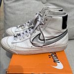 Nike Blazer Mid ’77 ESS White Metallic Silver Black Women’s Size 6.5/Mens 5 Photo 4