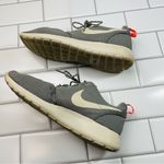 Nike WOMENS ROSHE RUN SNEAKER
511882-005 GRAY PINK SIZE 9 Photo 1