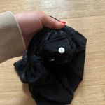 Lululemon  Hotty Hot Low Rise Short 4" in Le Tigre Camo Deep Coal Multi / Black Photo 5