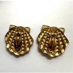 Diane Von Furstenberg Gold tone  vintage seashell clip on earrings. Photo 4