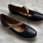 Clarks  Helina Amo Mary Jane flat in navy blue leather with a gold-tone strap. Photo 0