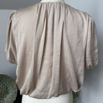 ASTR THE LABEL Women's Bubble Hem Short Sleeve V-Neck Blouse Top Champagne Small Photo 3