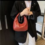 Elegant Woven Leather Handbag Photo 1