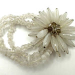 White flower beaded bracelet Photo 0