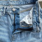 American Eagle Relaxed Mom Jean in Light Blue Wash Size 2 Long High Rise Tapered Photo 4