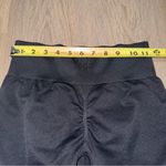 OQQ Black Seamless Butt Scrunch Leggings Photo 5