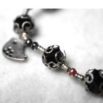 Source Unknown Charming Silver Tone Filigree Black Glass Beaded Birds Charm 6" Stretch Bracelet Photo 1