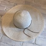 Wide brim floppy white sunhat Photo 2