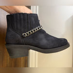 NEW HARLEY DAVISON WOMEN'S KORSEN CHAIN ANKLE
BOOT size 7.5 Black Photo 8