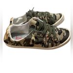 Jellypop  Womens Camo shoes. Size 6.5M Photo 2