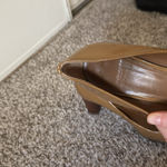 Tory Burch 9.5 Beige Patent Leather Block Heel Pumps Photo 5