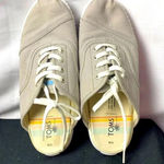 Toms  WO SIZE 8 SLIP ON MULES TAUPE GRAY  COLOR WHITE  LACES GOOD CLEAN CONDITION Photo 1