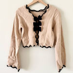 Commense Contrast Wave Trim Bow Sweater in Tan & Black Photo 0
