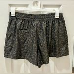 Vuori  Dash shorts size XL cheetah print brown Photo 3