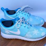 Nike Brand new roshe women’s size 7 Photo 0