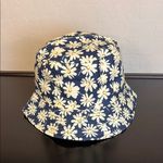 None Reversible bucket hat daisies print/solid black. NWOT Photo 0