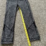 Lululemon  black & white pattern mesh panel leggings size 6 Photo 9