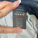 Torrid  Premium Blue Denim Flat Front Distressed Raw Hem Casual Capri Pants Sz 26 Photo 4