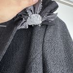 St. John Blazer Womens 4 Gray Textured Knit Jacket Flower Brooch Career USA Photo 5