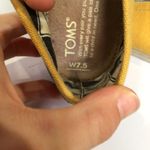 Toms black yellow flats slip on casual women's size 7.5 Hawkeyes color block Photo 7