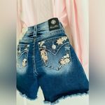 Miss Me RARE Floral Pocket
Styling Embroidery Gemstone Mid-Rise Short sz 28 NWT Photo 2