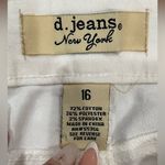 D. Jeans  Classic White Shorts Photo 7