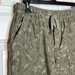 Athleta  Women Size 6 Farallon Bermuda Camo Green Shorts Drawstring Pockets Photo 2