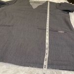 FIGS  Casma Three-Pocket Scrub Top in Graphite Gray Medium Photo 4