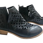 Journee Collection Women's Kat Cut Out Design Ankle Boots Sz 11 Photo 0