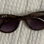 Retro cat eyed sunglasses with gold accents Photo 3