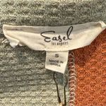 easel Color Block Thermal Top with Daisy Patch in Sage Rust Combo Size Small Photo 6
